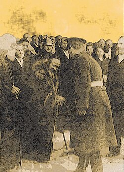 Joel Teitelbaum bowing before King Carol II of Romania, 1936