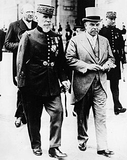 Gouraud, as Military Governor of Paris, escorting Canadian Prime Minister William Lyon Mackenzie King to the Tomb of the Unknown Soldier at the Arc de Triomphe.