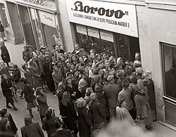 Crowds in front of the Borovo store in Gospodska Street in Maribor, 1955