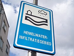 The 27-letter compound hemelwaterinfiltratiegebied (rainwater infiltration area) on a traffic sign in Zwolle, Netherlands