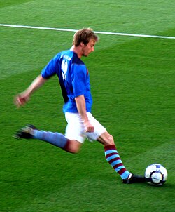 Wade Elliott practicing a chipped cross before the start of a match
