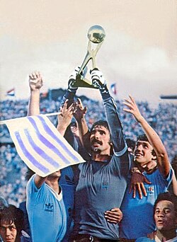 Rodolfo Rodríguez raises the Mundialito trophy won in January 1981