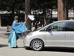 A Toyota Estima being blessed at the Hokkaidō Shrine in a kotsu anzen harai rite