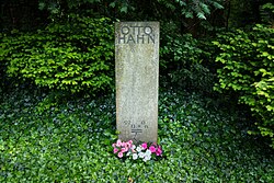 Hahn's grave in Göttingen. The inscription refers to his discovery of nuclear fission.