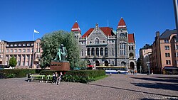 The Finnish National Theatre (1902), designed by architect Onni Tarjanne. In front of it, the memorial statue of Aleksis Kivi.