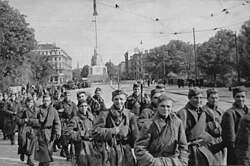 Red Army soldiers in front of the Freedom Monument in Riga in 1944