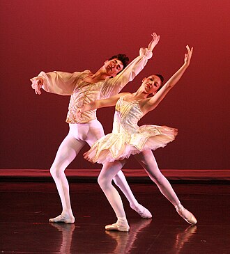Dancers performing Paquita grand pas de deux entrée