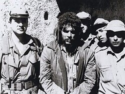 Guevara shortly before his execution, with CIA officer Félix Rodríguez (left)