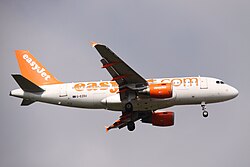 EasyJet Airbus A319-100 wearing the former livery