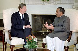 Reagan listening to Pakistani president Muhammad Zia-ul-Haq, 1982