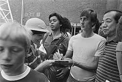 Cruyff with Japanese fans in 1982