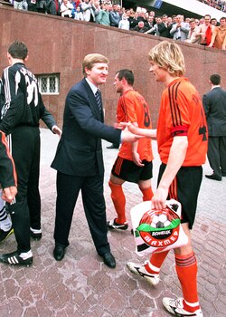 President of the club, Rinat Akhmetov, shaking hands with captain Anatoliy Tymoshchuk, 2002 Ukrainian Footballer of the Year.