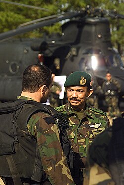 Hassanal Bolkiah visiting Fort Campbell on 17 December 2002