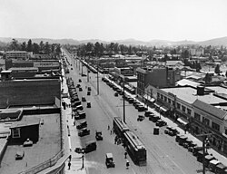 A Glendale–Burbank Line streetcar stops to pick up and drop off passengers in 1915.