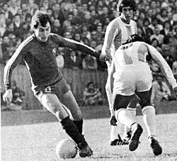Bochini dribbling in an Avellaneda derby in 1976