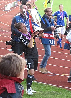 Verónica Boquete lifts the trophy after the match.