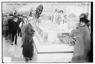 Astor Market in New York, one predecessor of the modern supermarket, operated from 1915 to 1917.