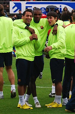 Abidal (center) with Jeffrén Suárez (left) and Bojan Krkić during a training session with Barcelona.