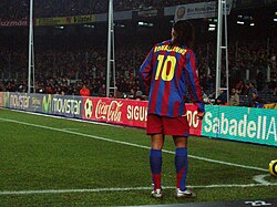 Ronaldinho taking a corner against Celta de Vigo at the Camp Nou in 2005