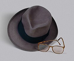 Arturo Frondizi hat and glasses.