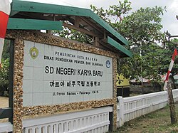 A public school in Baubau with sign written in both Latin and Hangul. The city saw short-lived effort to use Hangul for writing regional language