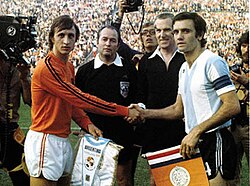 Roberto Perfumo with Netherlands captain Johan Cruyff.