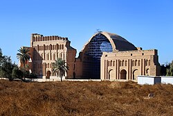 Taq-i Kisra, the facade of the Sasanian palace in the capital Ctesiphon. The city developed into a rich commercial metropolis. It may have been the most populous city of the world in 570–622.