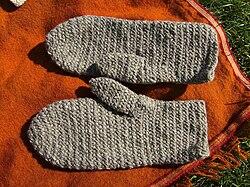 Mittens produced by nålebinding