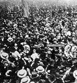 The crowd raising the Argentine and Uruguayan players after the final match. The championship was a sporting and commercial success, consolidating the huge popularity of football in Argentina