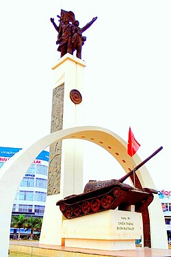 Memorial commemorating the 1974 Buon Me Thuot campaign, depicting a Montagnard of the Central Highlands, a NVA soldier and a T-54 tank
