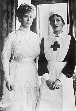The Queen with her daughter Mary during the First World War