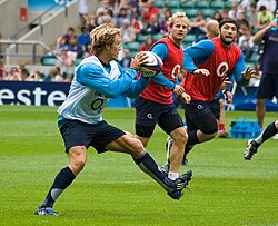 Wilkinson passing to his backline in training