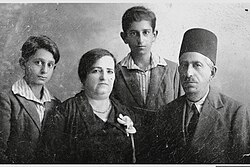 Yitzhak Navon with his family, 1934