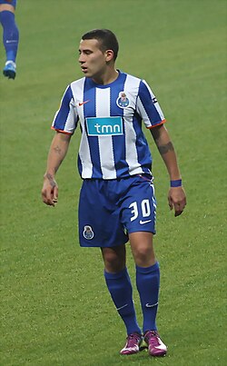 Otamendi playing for Porto in 2010.
