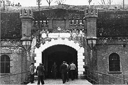 Arrested Poles and German guards at the gate of Fort VII in 1939