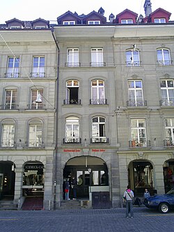 Center: the Einsteinhaus Kramgasse 49 in Bern. On the second floor: the flat where Albert and Mileva Einstein lived from 1903 to 1905