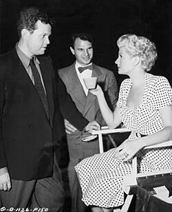 Welles, associate producer Richard Wilson and Rita Hayworth confer on the set of The Lady from Shanghai (1947)