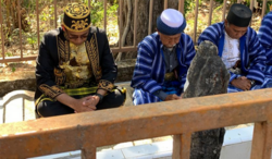 Sultan of Buton praying to a grave in Baubau
