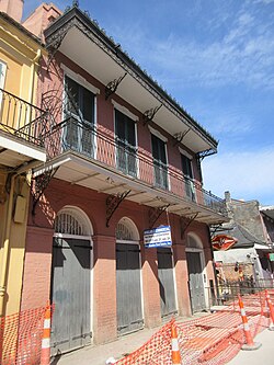 Creole townhouse with an arched carriageway (rightmost) instead of a front entrance[2]