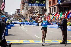 Lelisa Desisa crossing the finishing line