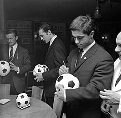 Müller autographing a football in 1967. To his left are Franz Beckenbauer and Werner Olk