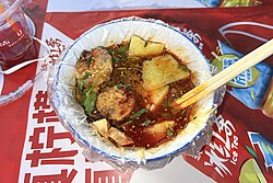 Öpke-hésip, a Uyghur dish made with lamb lung and rice sausage