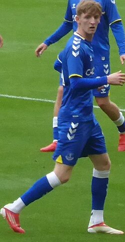 Gordon playing for Everton in 2021