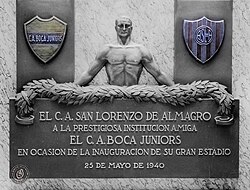 Plaque donated by San Lorenzo de Almagro on the occasion of the inauguration of La Bombonera, May 1940.
