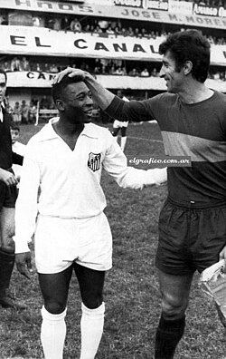 Pelé and Antonio Rattín in the Boca v Santos FC match in La Bombonera. It was the first Copa Libertadores final between sides from both countries