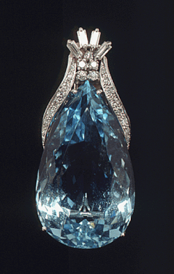 Aquamarine stone in a platinum and diamond pendant. The item belonged to Lady Bird Johnson (U.S. first lady from 1963 to 1969) and was a gift to her from Brazilian president Artur da Costa e Silva.[23]