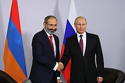 Russian president Vladimir Putin shakes hands with Armenian prime minister Nikol Pashinyan, 2018