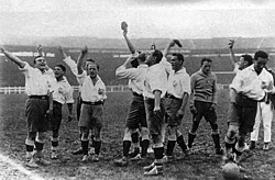 Nacional saluting the crowd in Paris, during their 1925 European tour