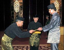 Sultan Hassanal Bolkiah (right), handing his credentials to ambassador Janin Erih in 2004