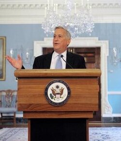 Isaacson at a State Department briefing in 2008